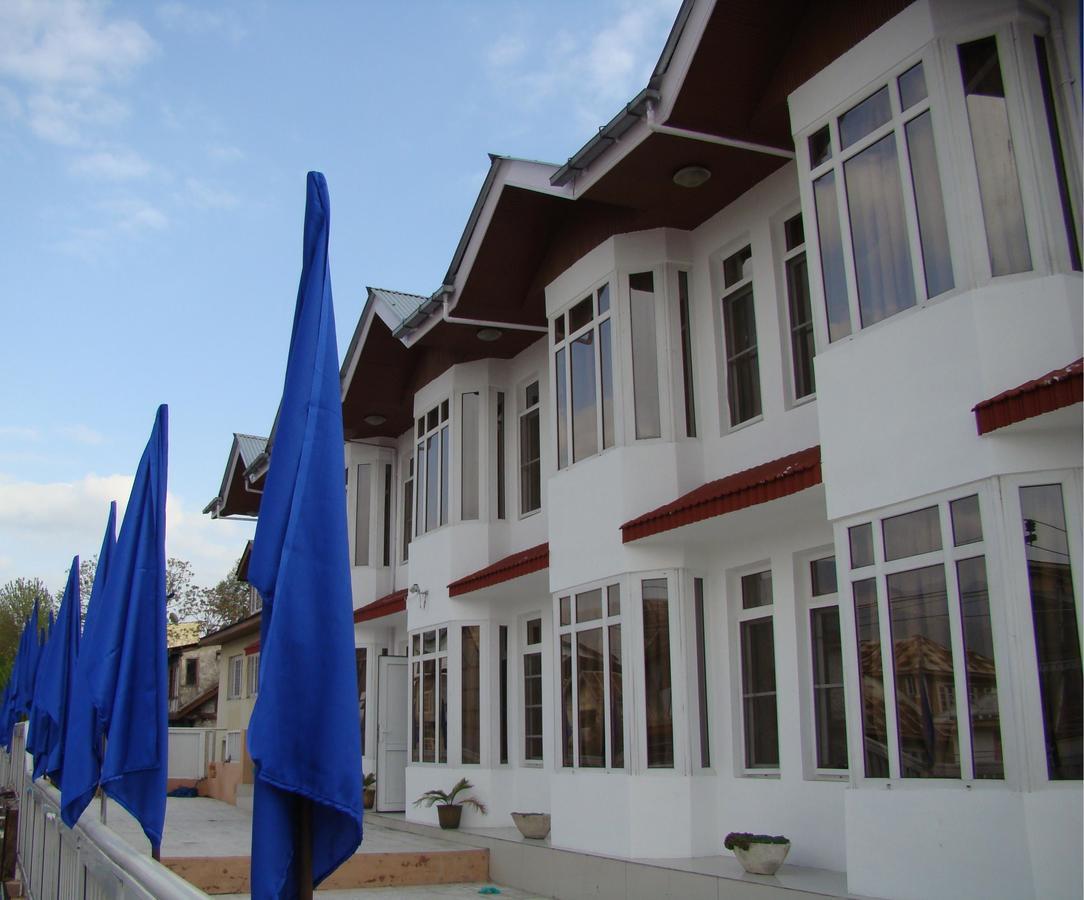 Kaisar Hotel Srinagar  Exterior photo