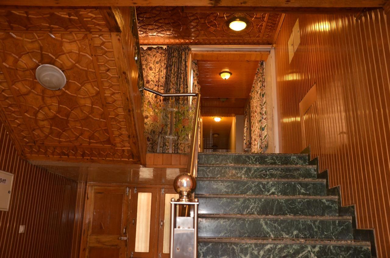 Kaisar Hotel Srinagar  Exterior photo