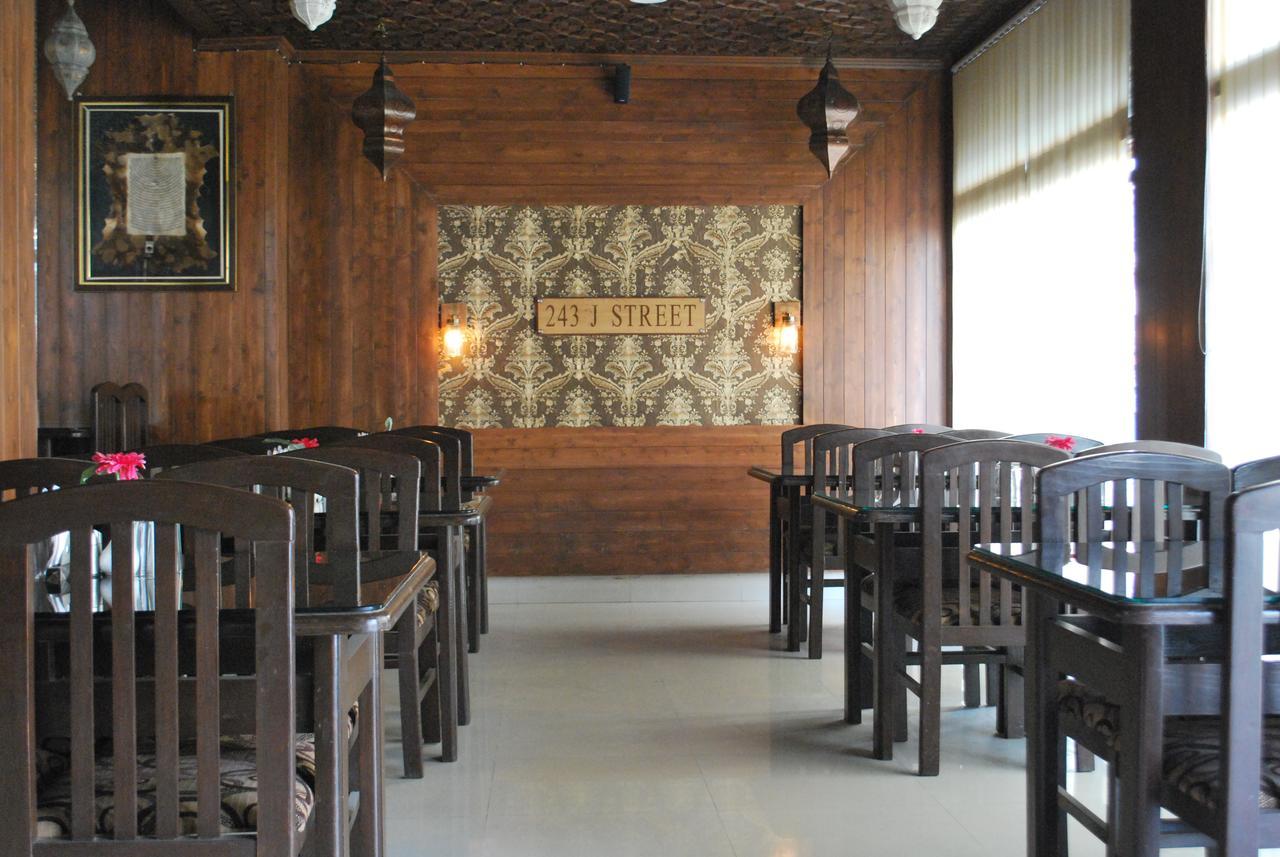 Kaisar Hotel Srinagar  Exterior photo