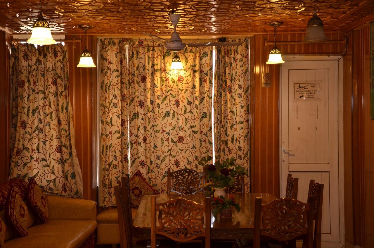 Kaisar Hotel Srinagar  Exterior photo