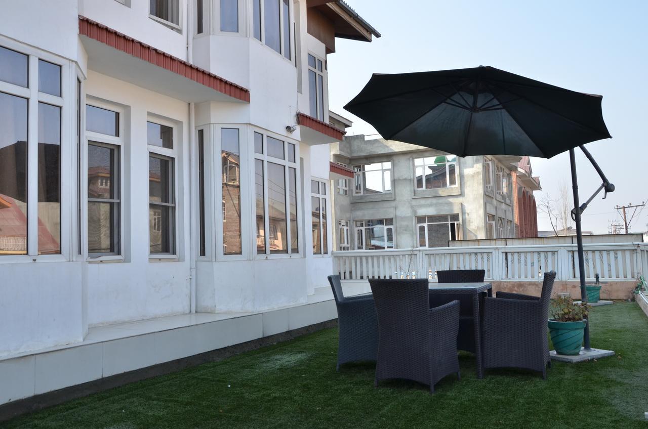 Kaisar Hotel Srinagar  Exterior photo