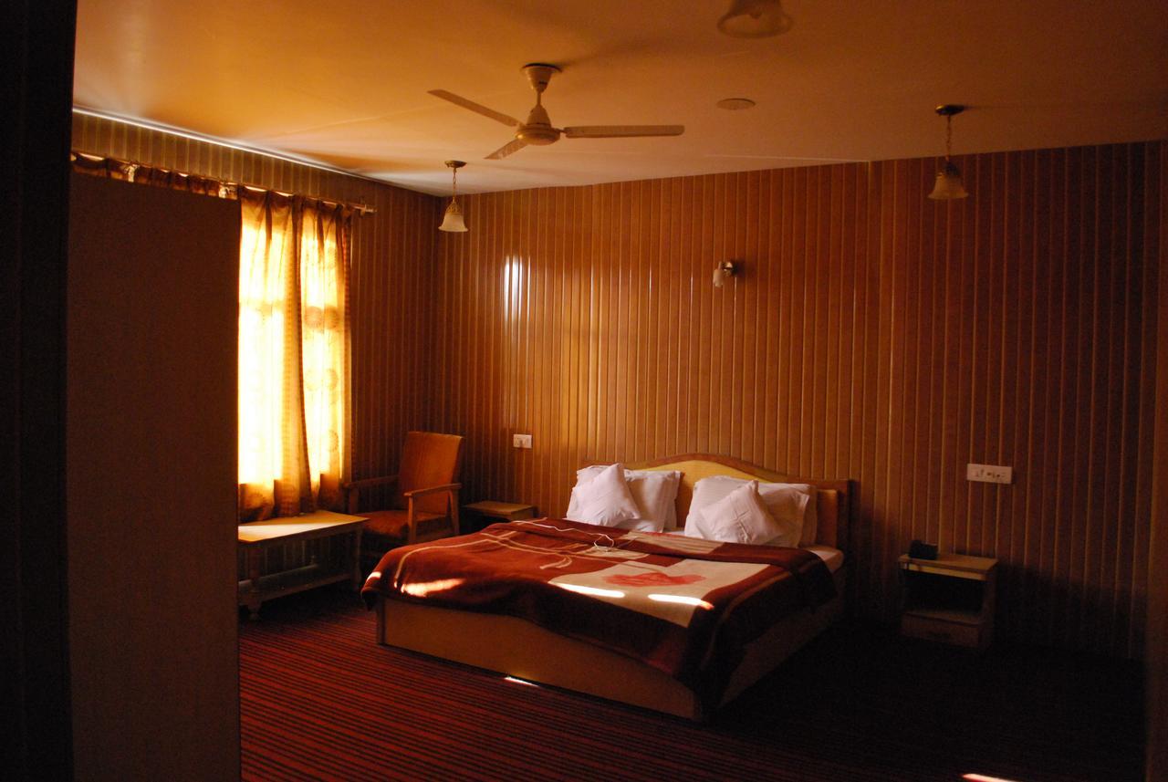 Kaisar Hotel Srinagar  Exterior photo